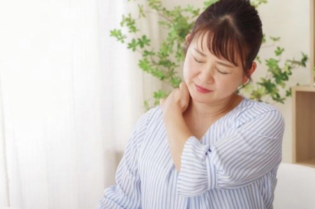 8月21日　　「朝起きたら首が回らない…！」八尾市で寝違えを早く治すための正しい対処法とやってはいけないNG行動